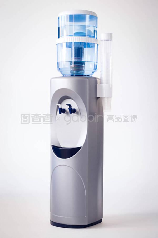 白色背景的飲水機 現(xiàn)代辦公與家居飲水設(shè)備的融合美學與功能選擇